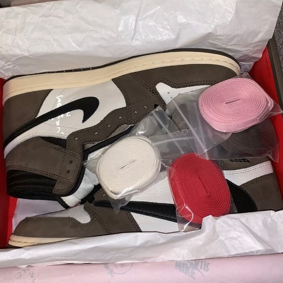 TravisScottXRetro1s - Picture 2 of 5